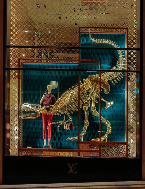 路易威登之家上演恐龙大戏 自然历史全新橱窗陈列